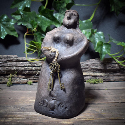 Skulptur der Göttin Hekate mit den 3 Schlüsseln – archaische, traditionelle Rauchbrandkunst - Art.Nr.: SKU157