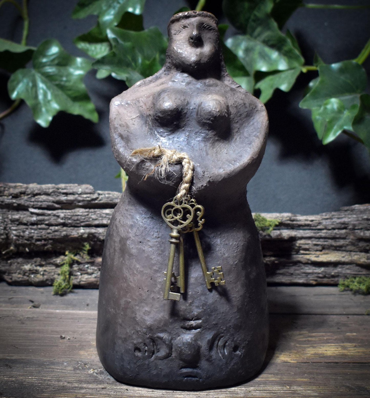 Skulptur der Göttin Hekate mit den 3 Schlüsseln – archaische, traditionelle Rauchbrandkunst