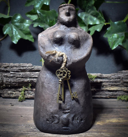 Skulptur der Göttin Hekate mit den 3 Schlüsseln – archaische, traditionelle Rauchbrandkunst