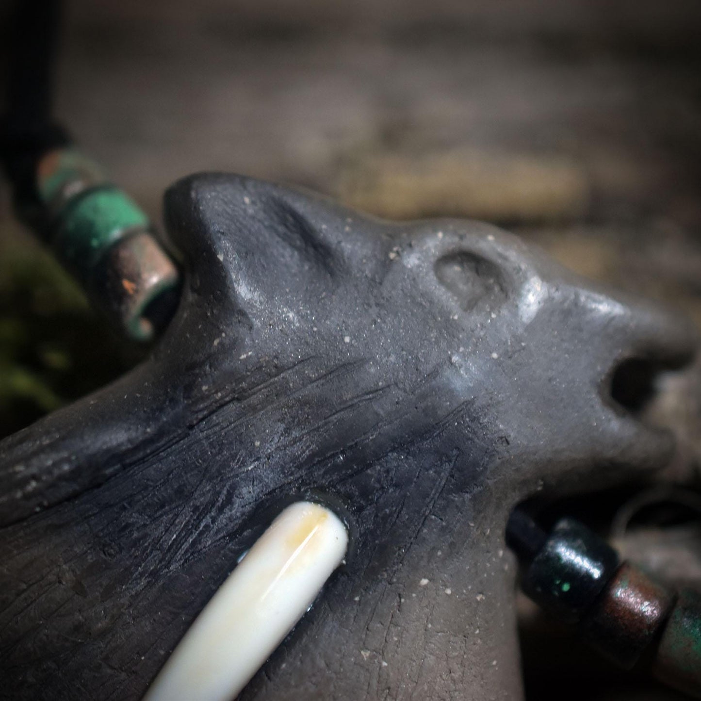 Die Kraft des Wolfes – Traditionelles Rauchbrand-Amulett am verstellbaren Faux Wildlederband mit Keramikperlen