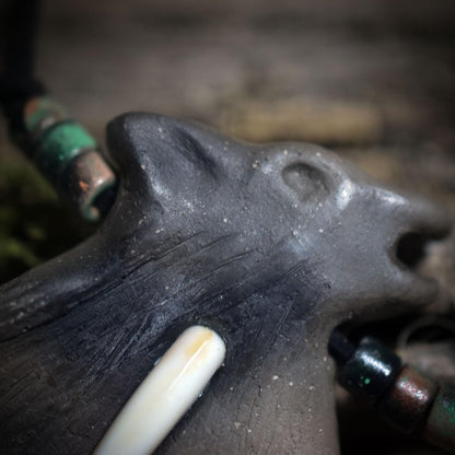 Die Kraft des Wolfes – Traditionelles Rauchbrand-Amulett am verstellbaren Faux Wildlederband mit Keramikperlen