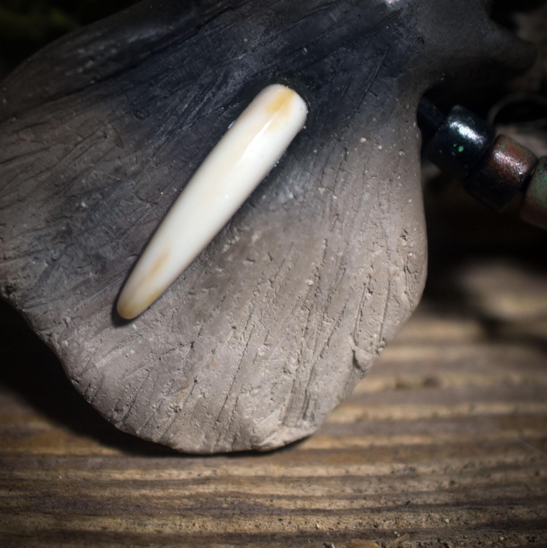 Die Kraft des Wolfes – Traditionelles Rauchbrand-Amulett am verstellbaren Faux Wildlederband mit Keramikperlen - Art.Nr.:AMU060