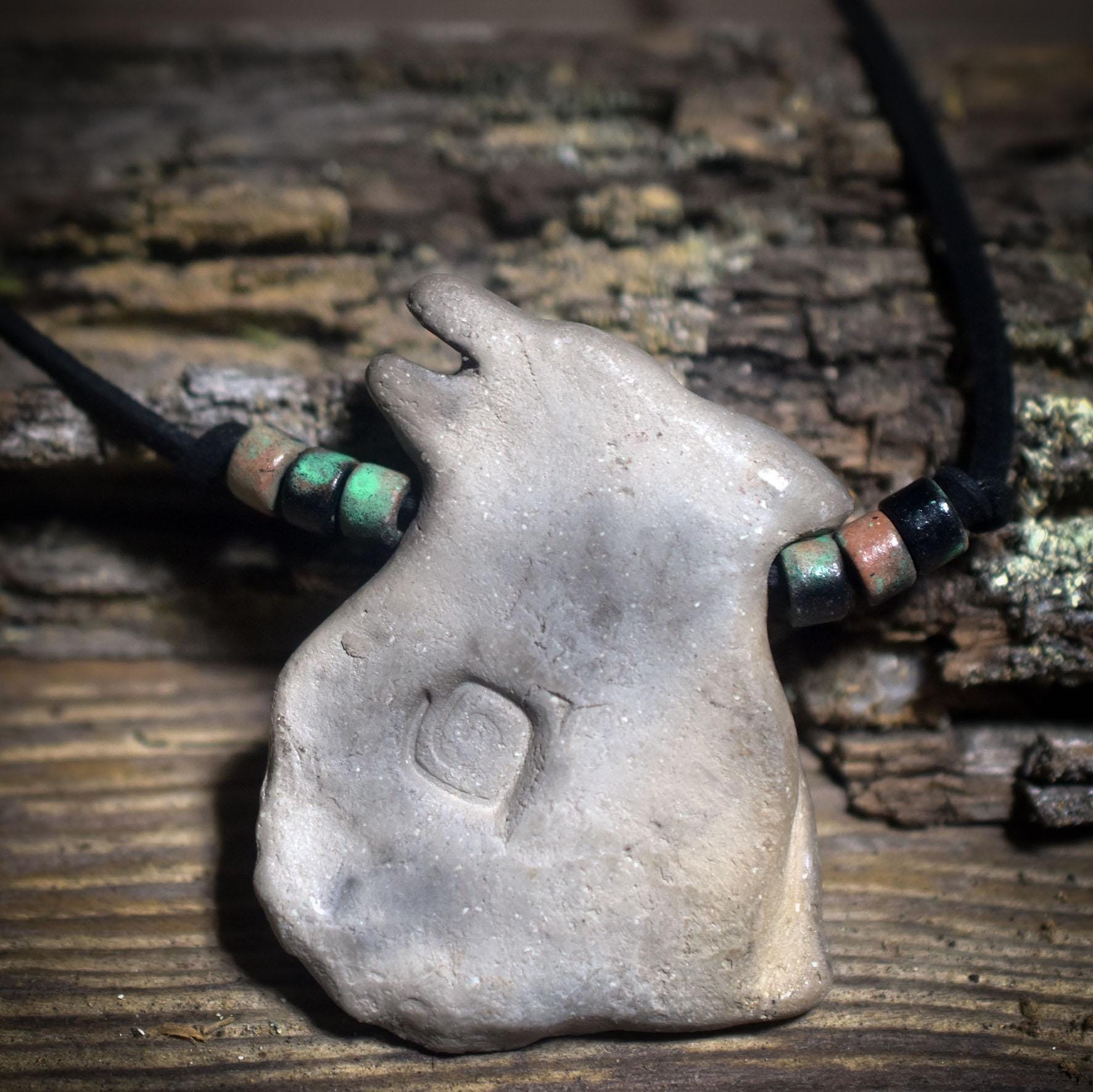 Die Kraft des Wolfes – Traditionelles Rauchbrand-Amulett am verstellbaren Faux Wildlederband mit Keramikperlen