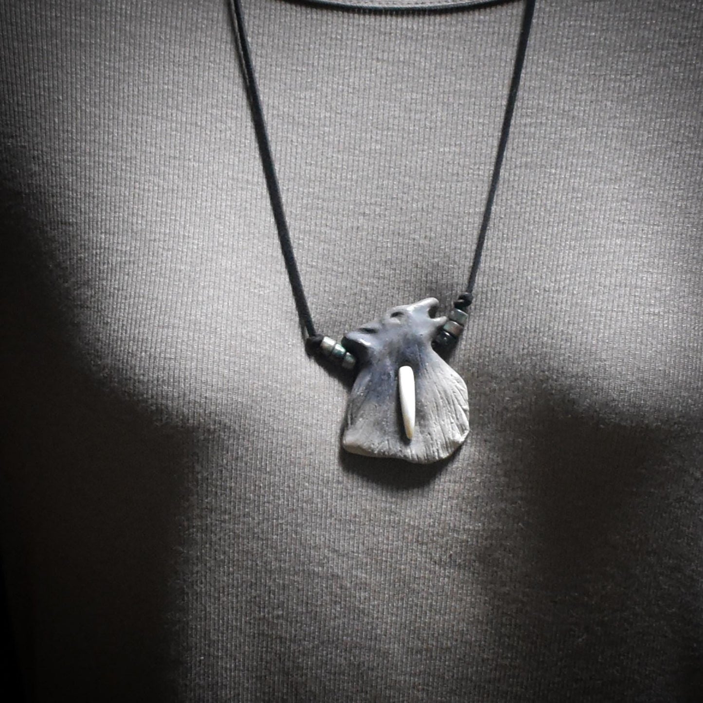 Die Kraft des Wolfes – Traditionelles Rauchbrand-Amulett am verstellbaren Faux Wildlederband mit Keramikperlen - Art.Nr.:AMU060