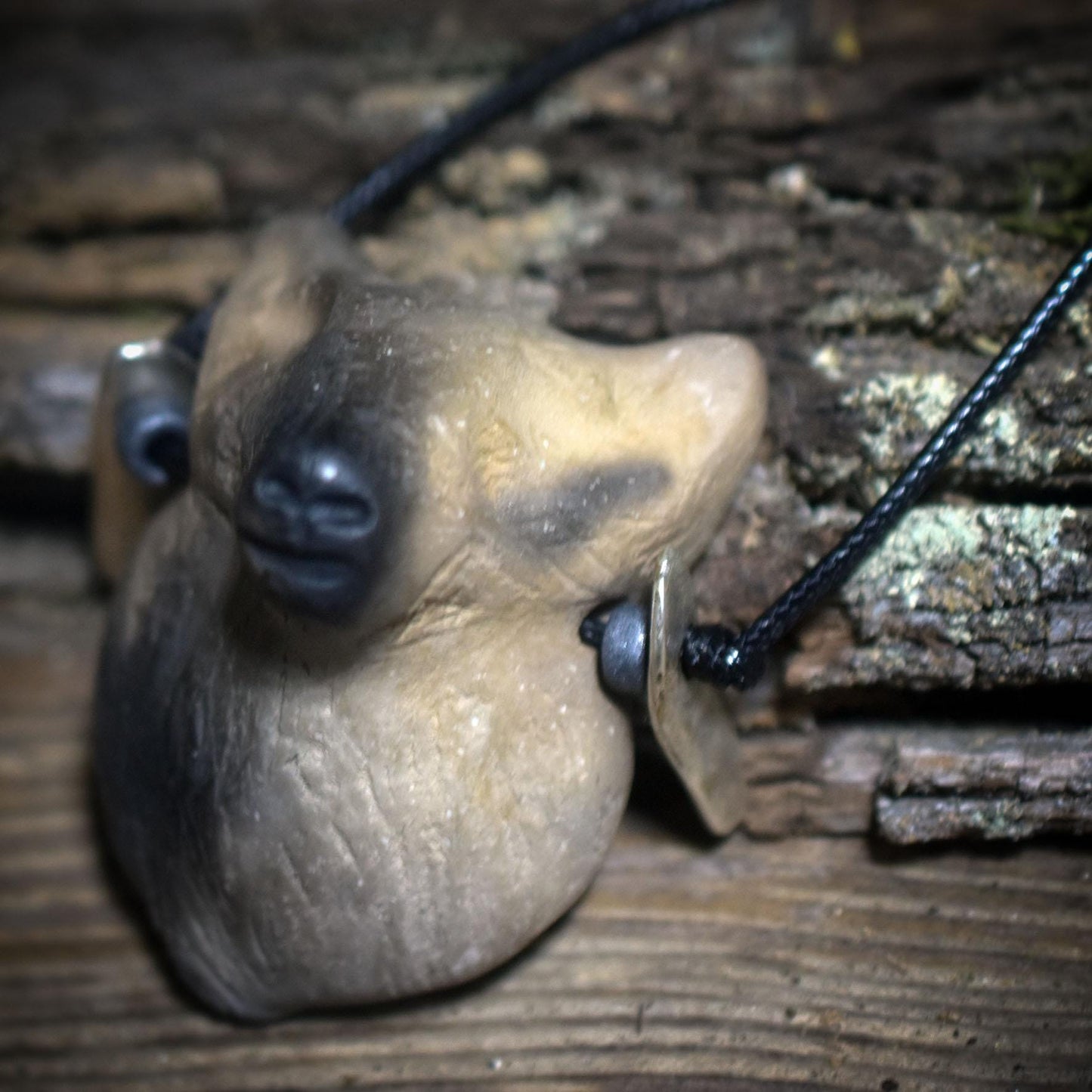 Die urwüchsige Kraft des Wolfes – Handgefertigtes Rauchbrand-Amulett - spiritueller Krafttier Schmuck - Art.Nr.: AMU064