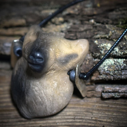 Die urwüchsige Kraft des Wolfes – Handgefertigtes Rauchbrand-Amulett - spiritueller Krafttier Schmuck - Art.Nr.: AMU064