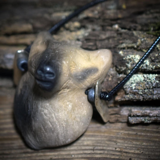 Die urwüchsige Kraft des Wolfes – Handgefertigtes Rauchbrand-Amulett - spiritueller Krafttier Schmuck - Art.Nr.: AMU064