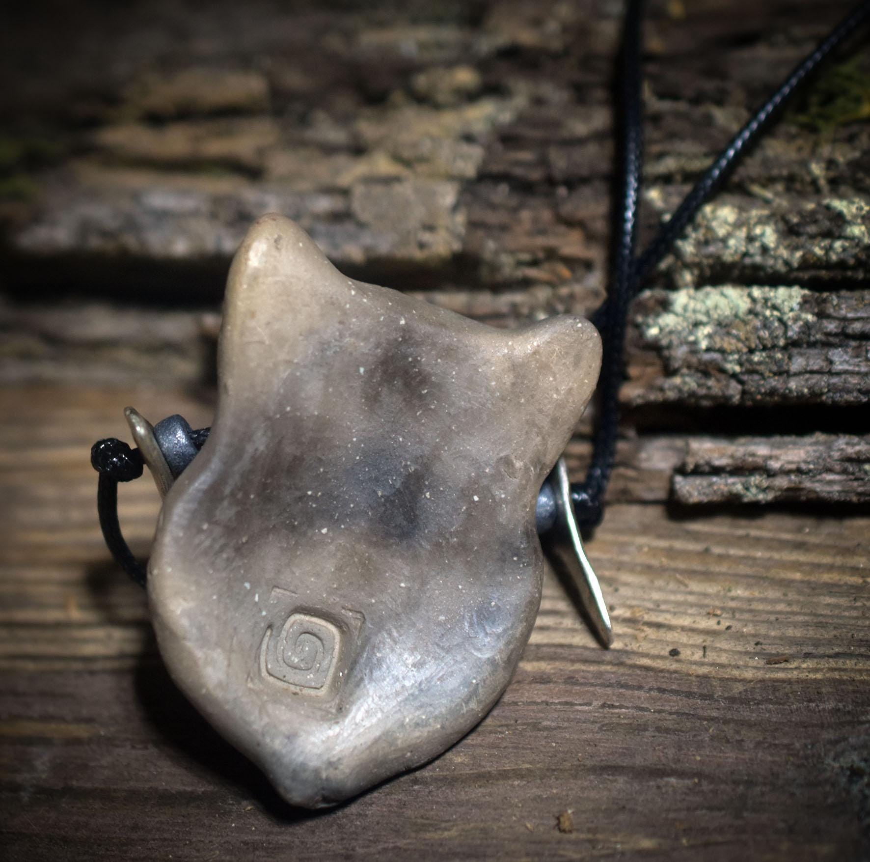 Die urwüchsige Kraft des Wolfes – Handgefertigtes Rauchbrand-Amulett - spiritueller Krafttier Schmuck - Art.Nr.: AMU064