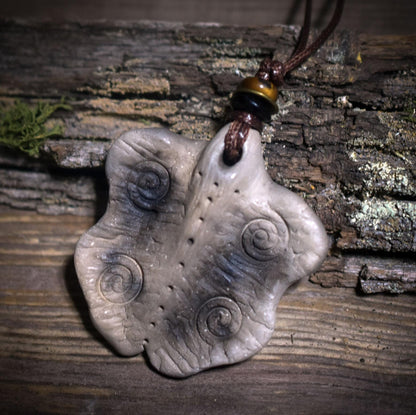 Die transformative Kraft des Schmetterlings – Handgefertigtes Rauchbrand-Amulett - dein Krafttier Schmuckstück - Art.Nr.: AMU065