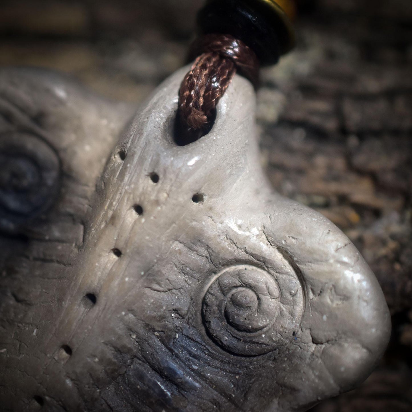 Die transformative Kraft des Schmetterlings – Handgefertigtes Rauchbrand-Amulett - dein Krafttier Schmuckstück - Art.Nr.: AMU065