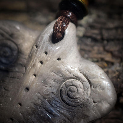 Die transformative Kraft des Schmetterlings – Handgefertigtes Rauchbrand-Amulett - dein Krafttier Schmuckstück - Art.Nr.: AMU065