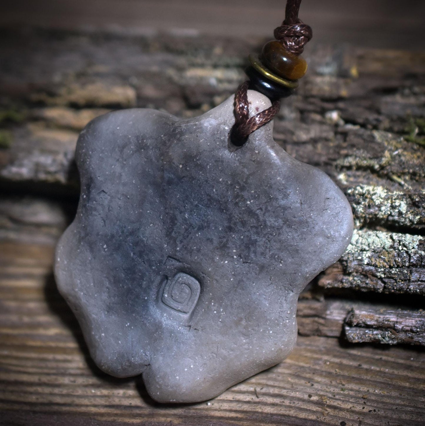 Die transformative Kraft des Schmetterlings – Handgefertigtes Rauchbrand-Amulett - dein Krafttier Schmuckstück - Art.Nr.: AMU065