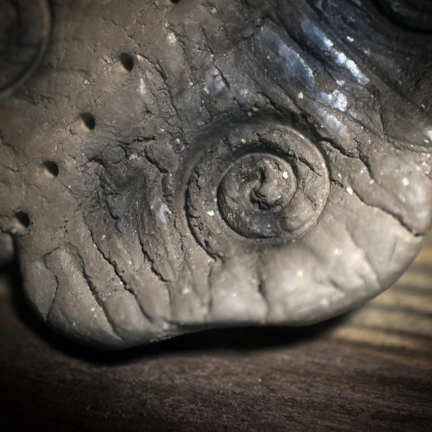 Die transformative Kraft des Schmetterlings – Handgefertigtes Rauchbrand-Amulett - dein Krafttier Schmuckstück