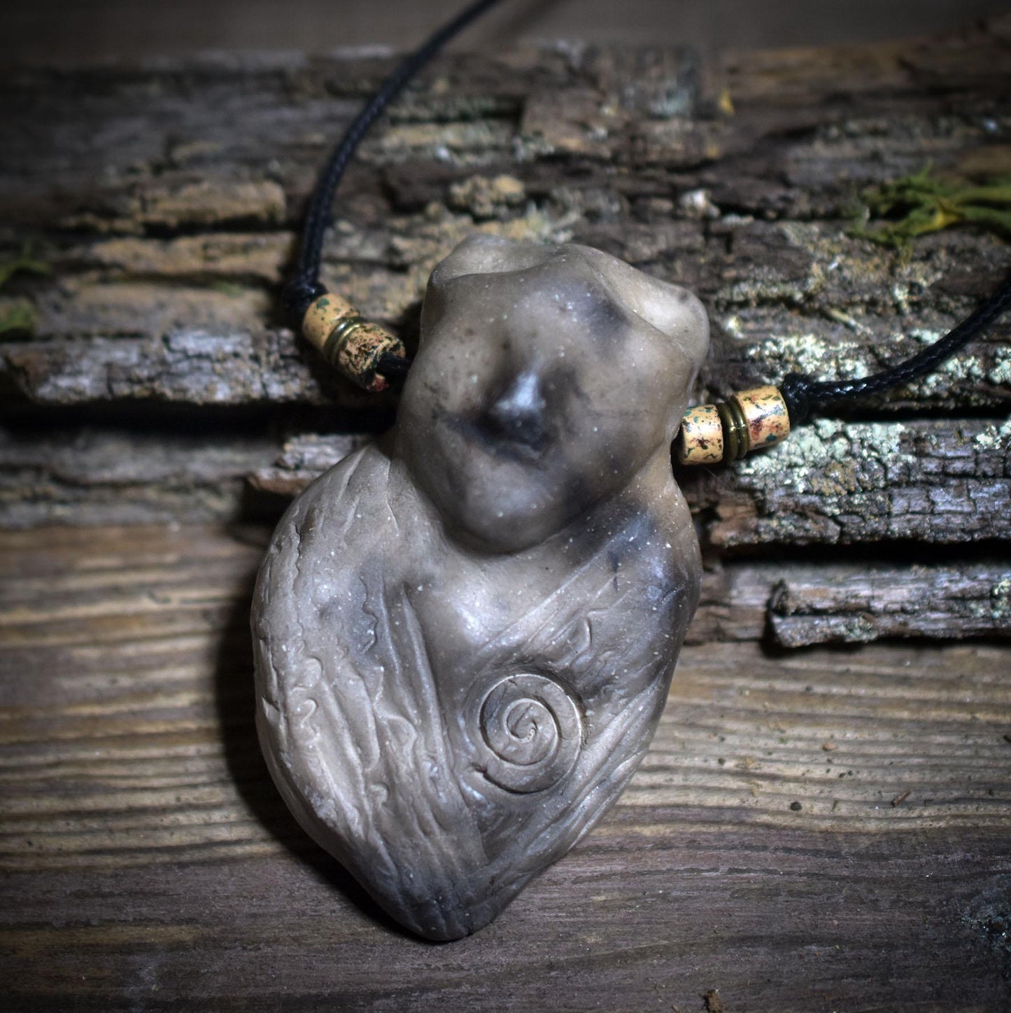 Die Weisheit der Eulenschamanin – Handgefertigtes Rauchbrand-Amulett - kraftvolle Kette - Art.Nr.: AMU066