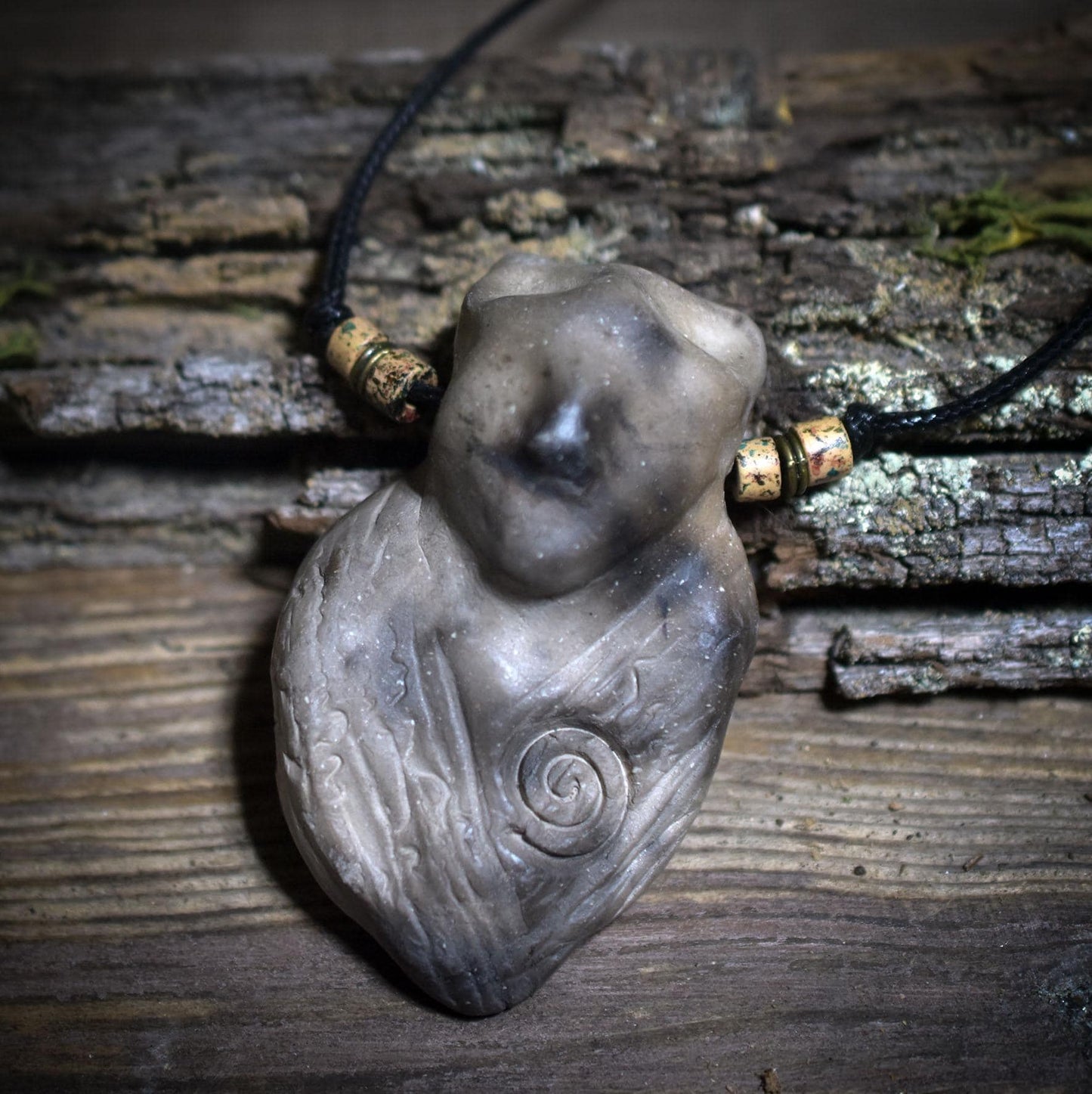 Die Weisheit der Eulenschamanin – Handgefertigtes Rauchbrand-Amulett - kraftvolle Kette