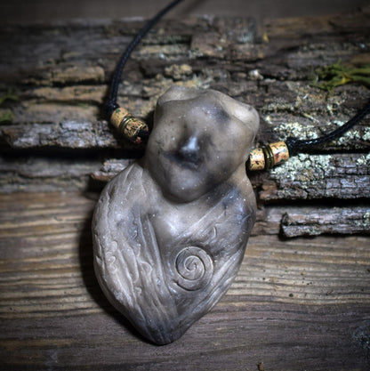 Die Weisheit der Eulenschamanin – Handgefertigtes Rauchbrand-Amulett - kraftvolle Kette