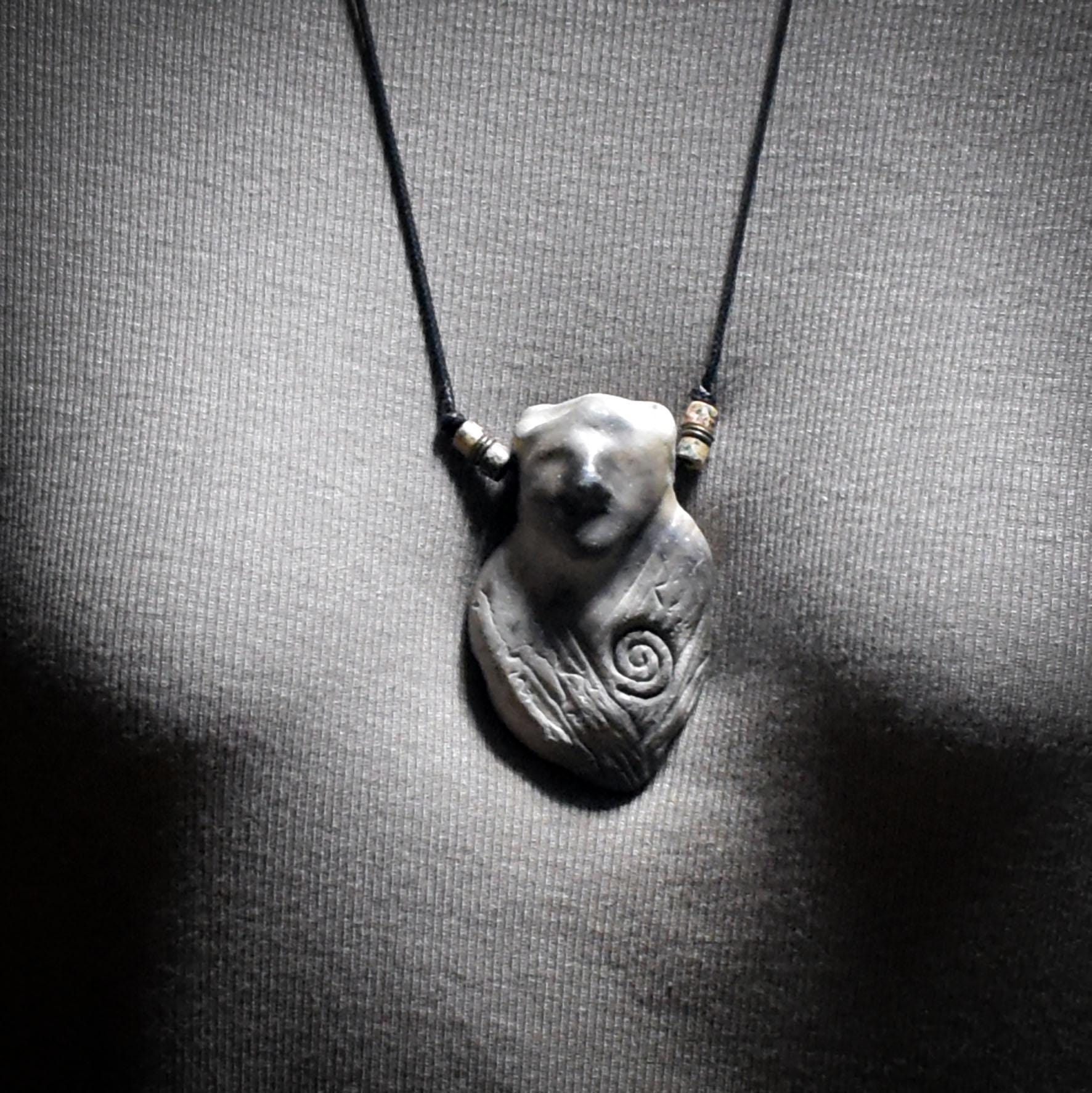 Die Weisheit der Eulenschamanin – Handgefertigtes Rauchbrand-Amulett - kraftvolle Kette - Art.Nr.: AMU066