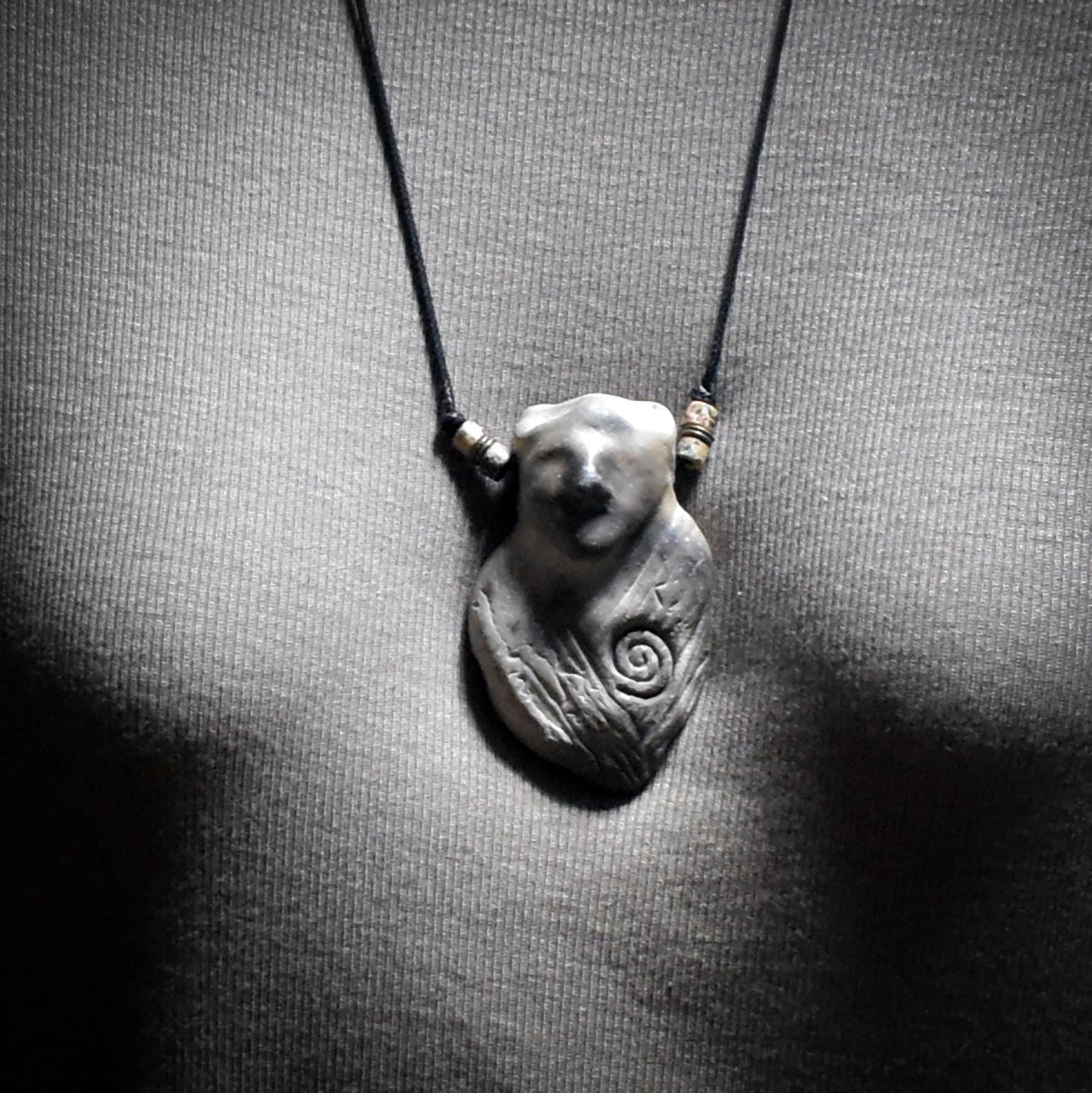 Die Weisheit der Eulenschamanin – Handgefertigtes Rauchbrand-Amulett - kraftvolle Kette