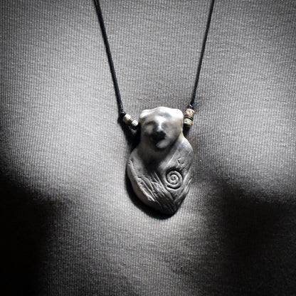 Die Weisheit der Eulenschamanin – Handgefertigtes Rauchbrand-Amulett - kraftvolle Kette