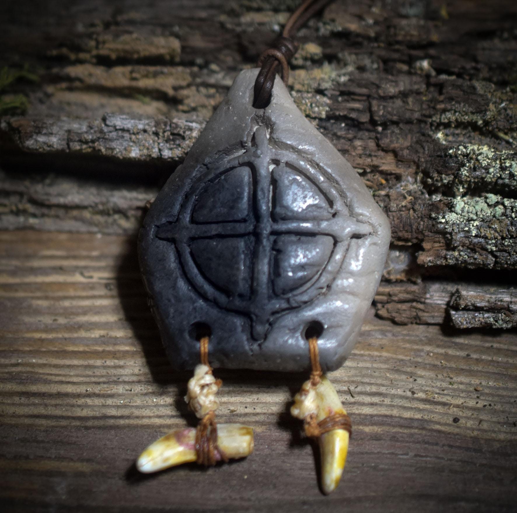 Die uralte Kraft des Jahreskreises – Handgefertigtes nordisches Rauchbrand-Amulett - Wildtierzähne - Art.Nr.: AMU067
