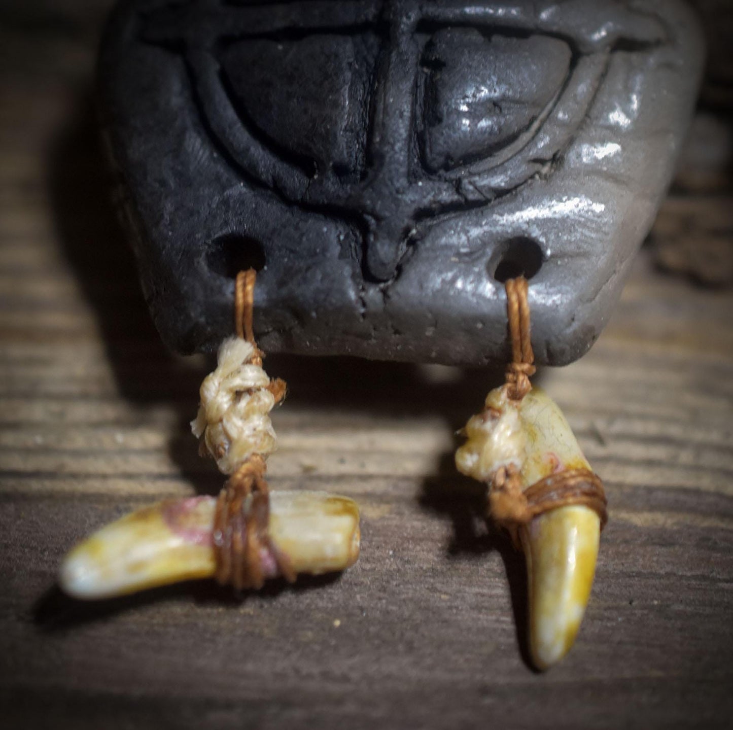 Die uralte Kraft des Jahreskreises – Handgefertigtes nordisches Rauchbrand-Amulett - Wildtierzähne - Art.Nr.: AMU067