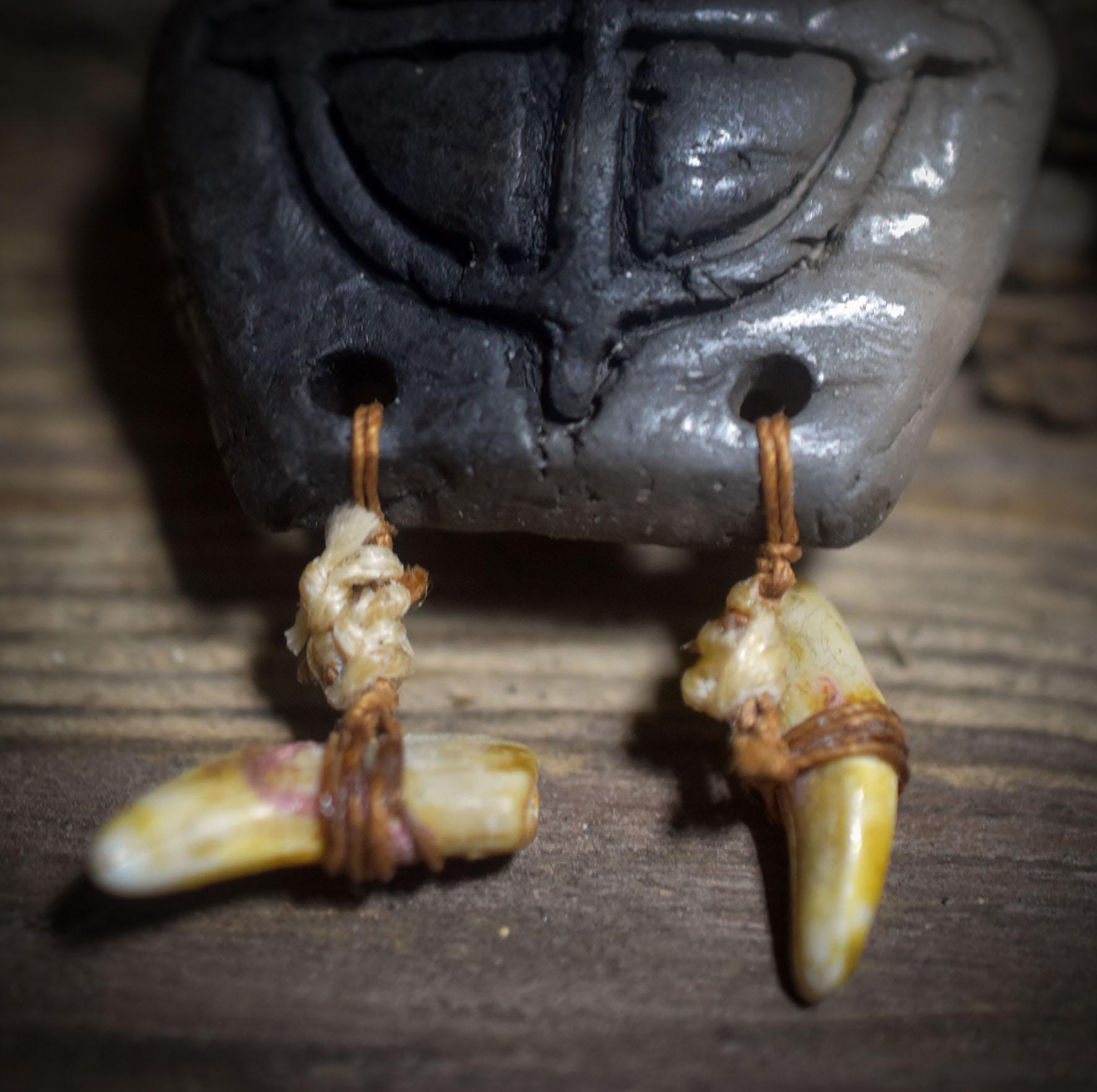 Die uralte Kraft des Jahreskreises – Handgefertigtes nordisches Rauchbrand-Amulett - Wildtierzähne - Art.Nr.: AMU067