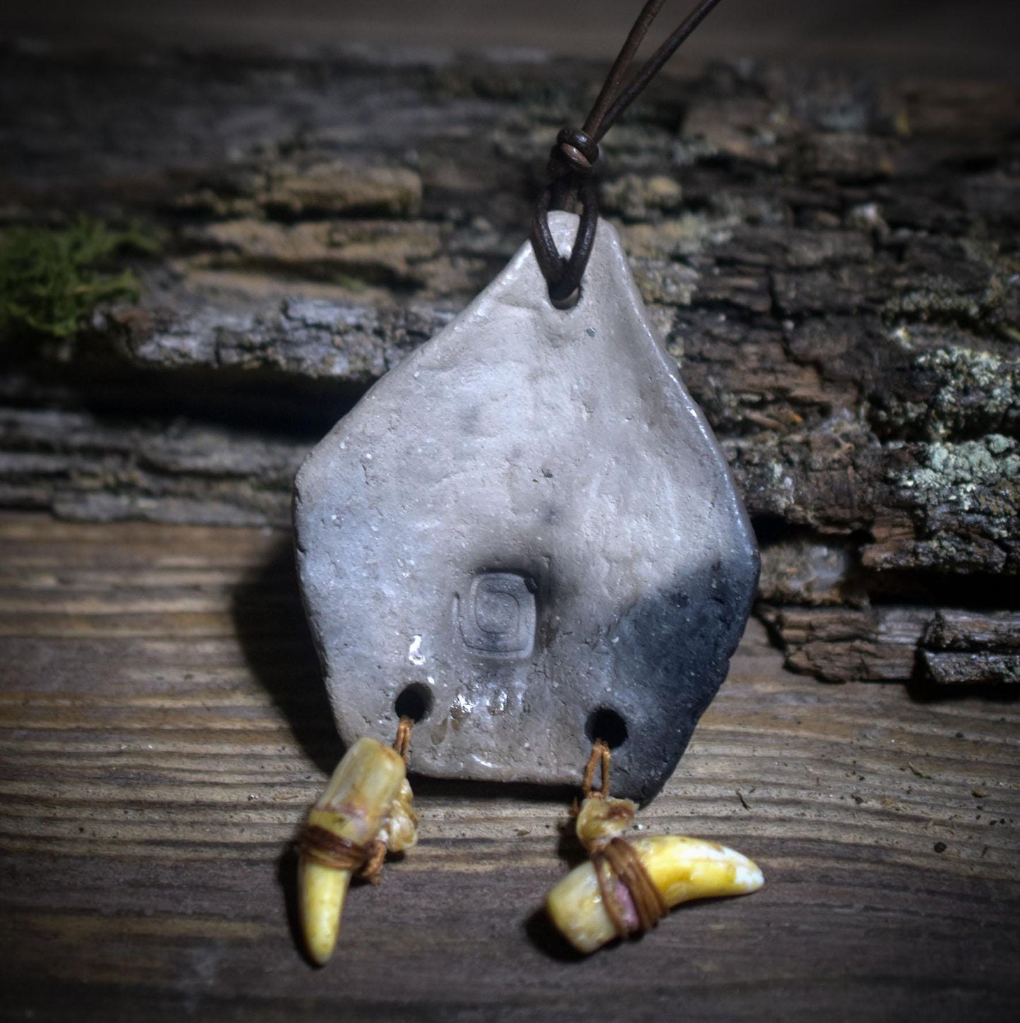 Die uralte Kraft des Jahreskreises – Handgefertigtes nordisches Rauchbrand-Amulett - Wildtierzähne - Art.Nr.: AMU067