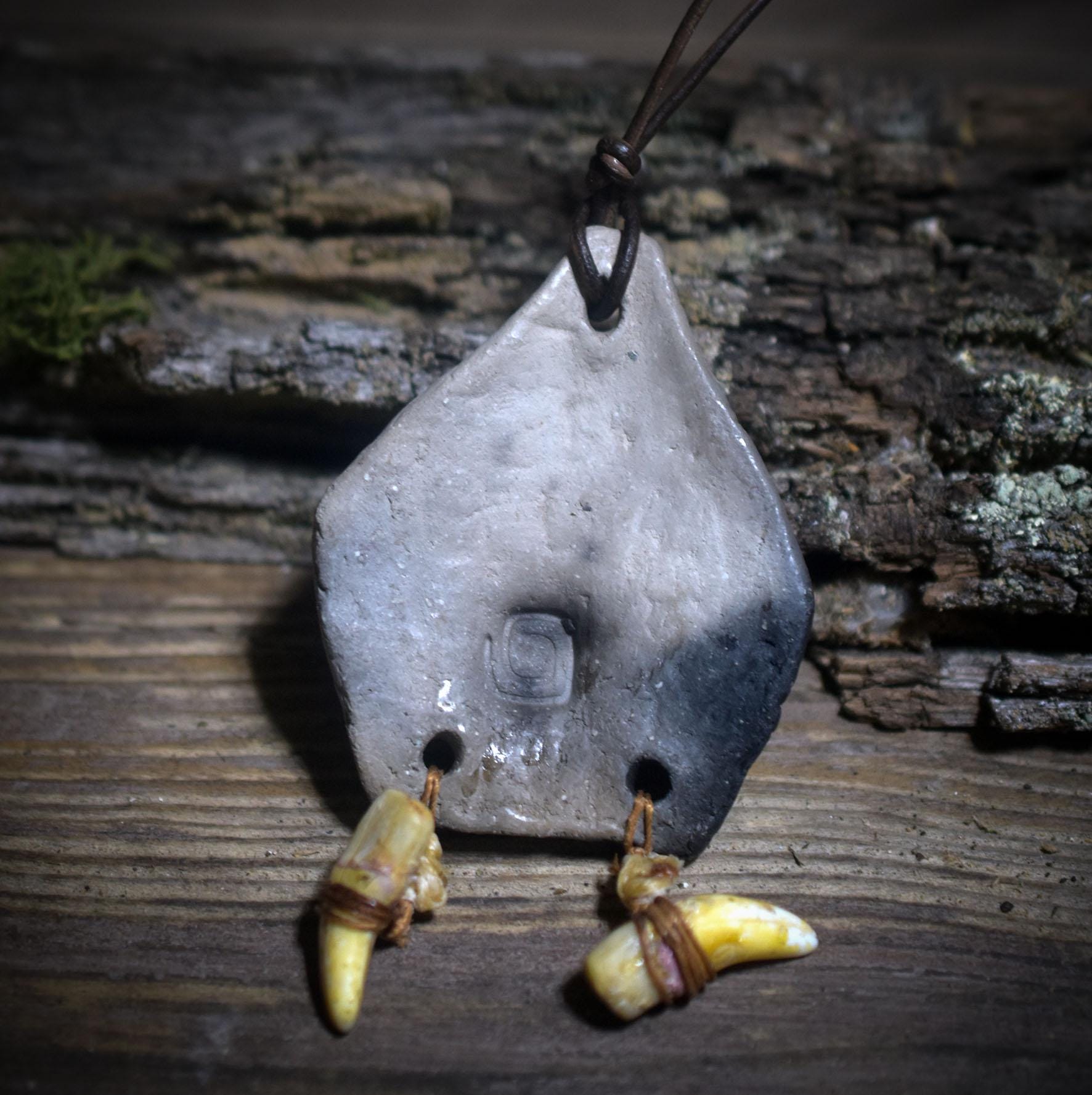 Die uralte Kraft des Jahreskreises – Handgefertigtes nordisches Rauchbrand-Amulett - Wildtierzähne - Art.Nr.: AMU067