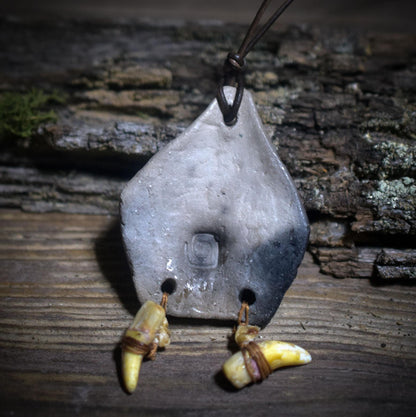 Die uralte Kraft des Jahreskreises – Handgefertigtes nordisches Rauchbrand-Amulett - Wildtierzähne - Art.Nr.: AMU067
