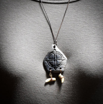 Die uralte Kraft des Jahreskreises – Handgefertigtes nordisches Rauchbrand-Amulett - Wildtierzähne - Art.Nr.: AMU067