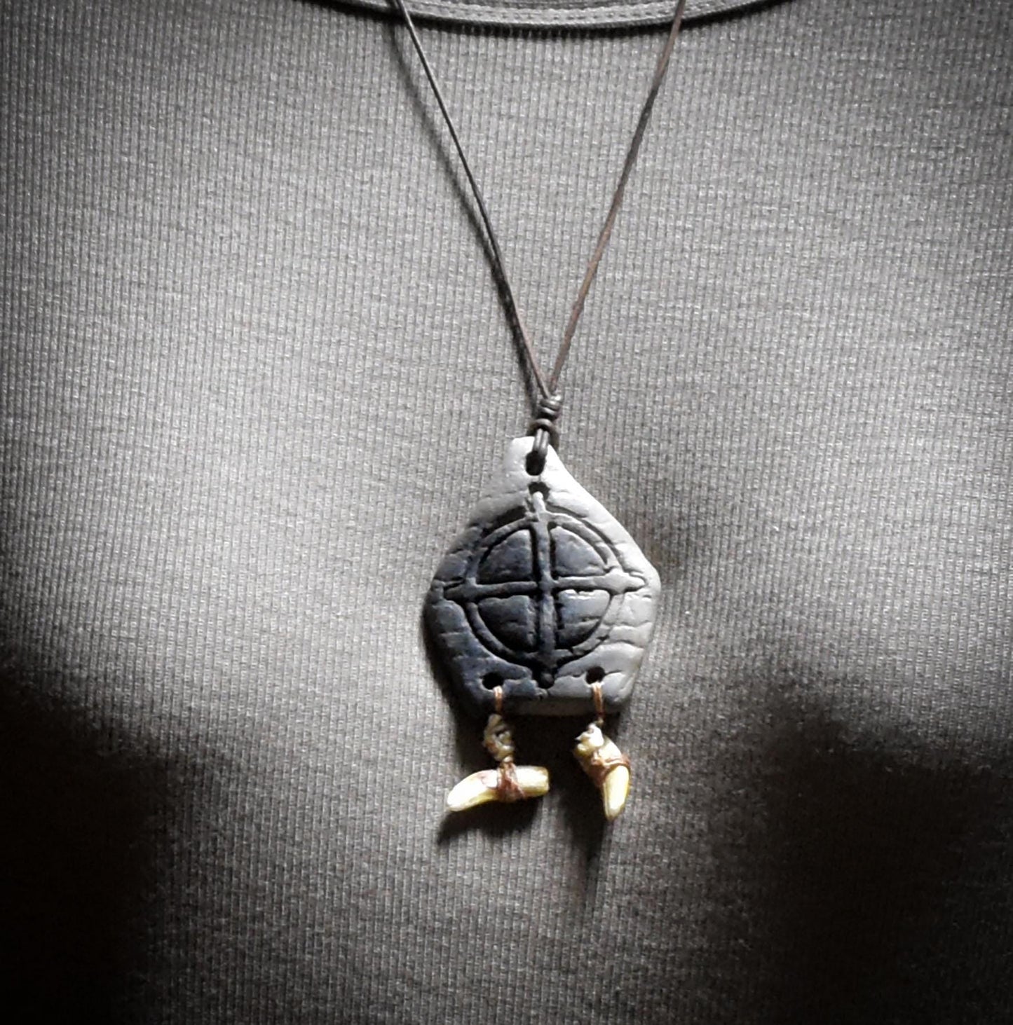 Die uralte Kraft des Jahreskreises – Handgefertigtes nordisches Rauchbrand-Amulett - Wildtierzähne