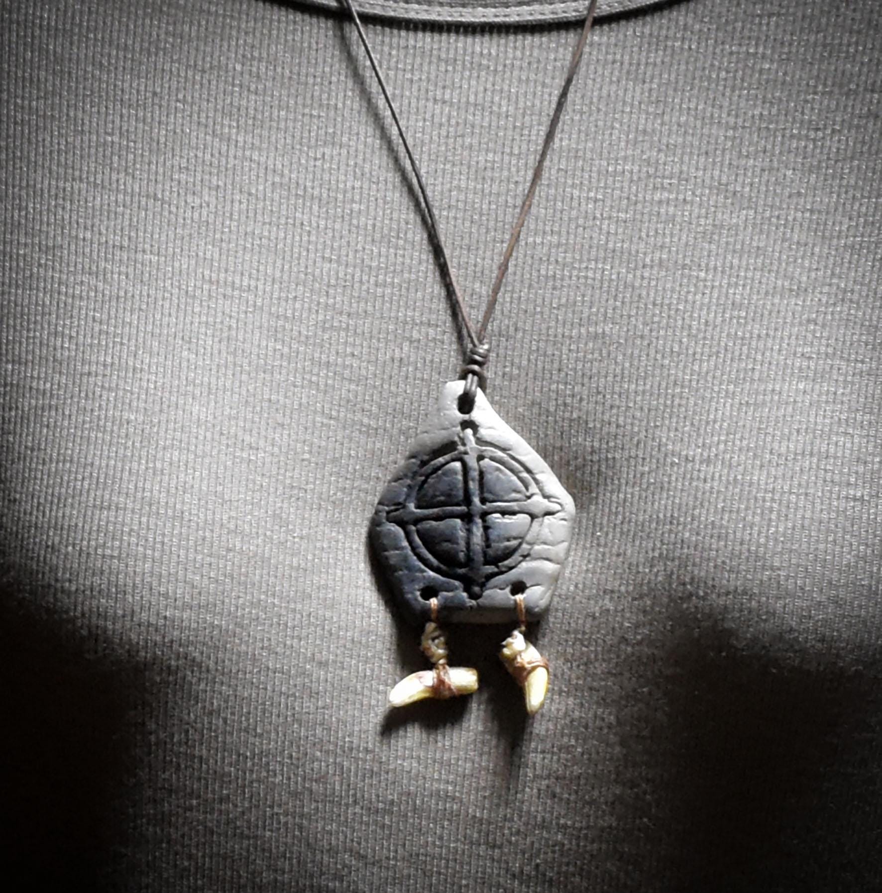 Die uralte Kraft des Jahreskreises – Handgefertigtes nordisches Rauchbrand-Amulett - Wildtierzähne