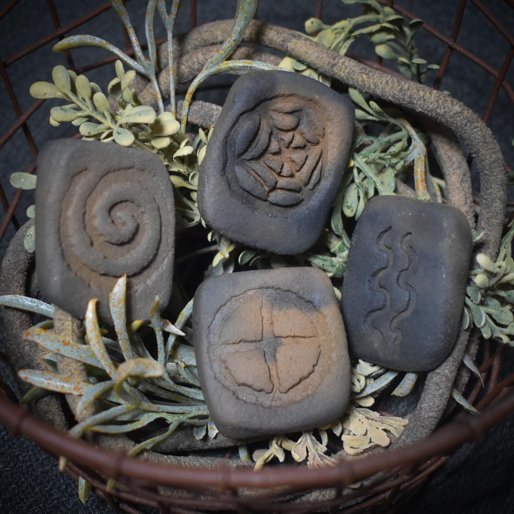 Rauchbrand-Runen – Handgefertigtes Orakel-Set - Selbstbegegnung -| Guidebook in Deutsch, Englisch oder Französisch - Art.Nr.: SSP003