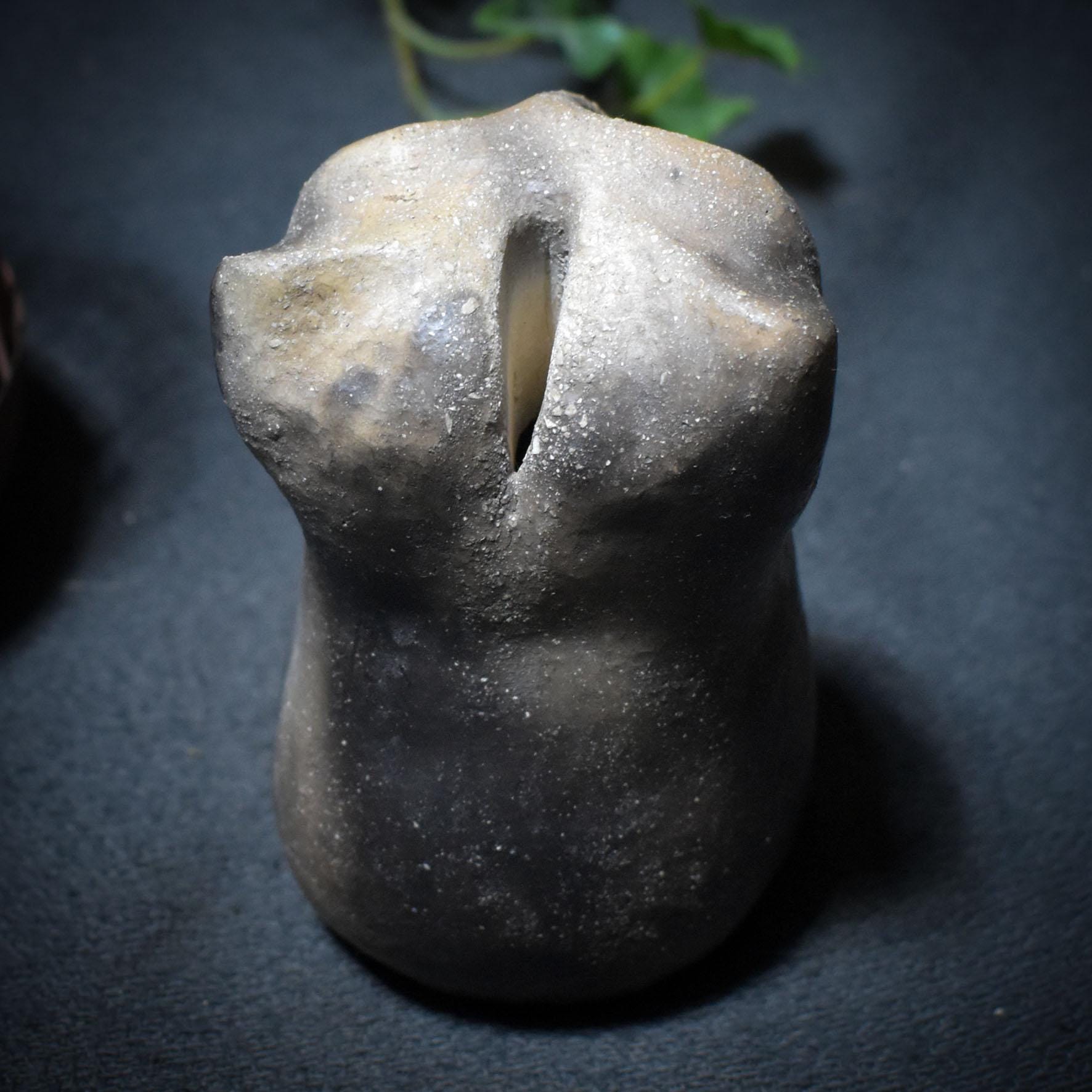 Wächter deiner Wünsche – der archaische Wunschhüter aus Rauchbrand-Ton - dein spiritueller Begleiter - Art.Nr.: WSH002