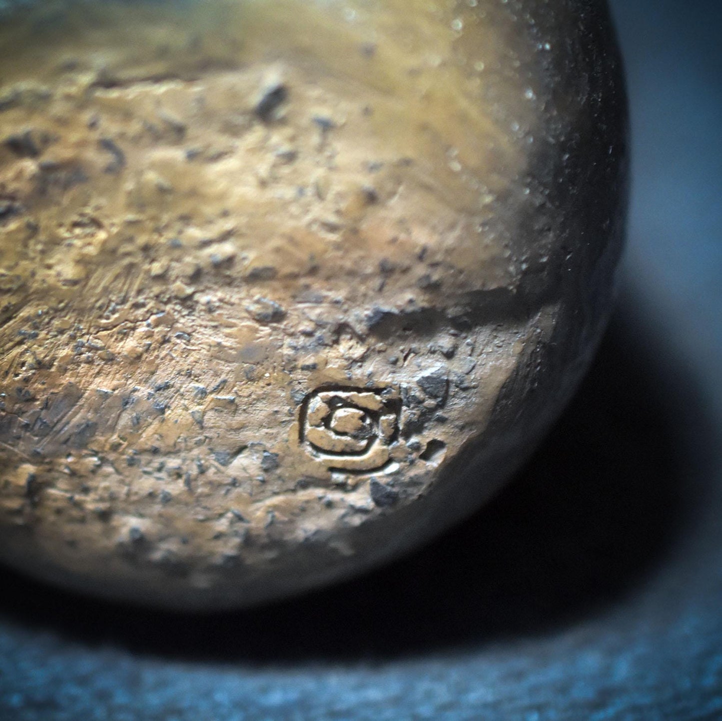 Wächter deiner Wünsche – der archaische Wunschhüter aus Rauchbrand-Ton - dein spiritueller Begleiter - Art.Nr.: WSH002