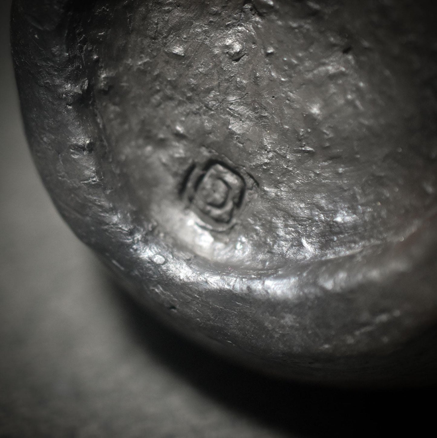 Wächter deiner inneren Wege – der archaische Wunschhüter aus Rauchbrand-Ton - dein spiritueller Begleiter