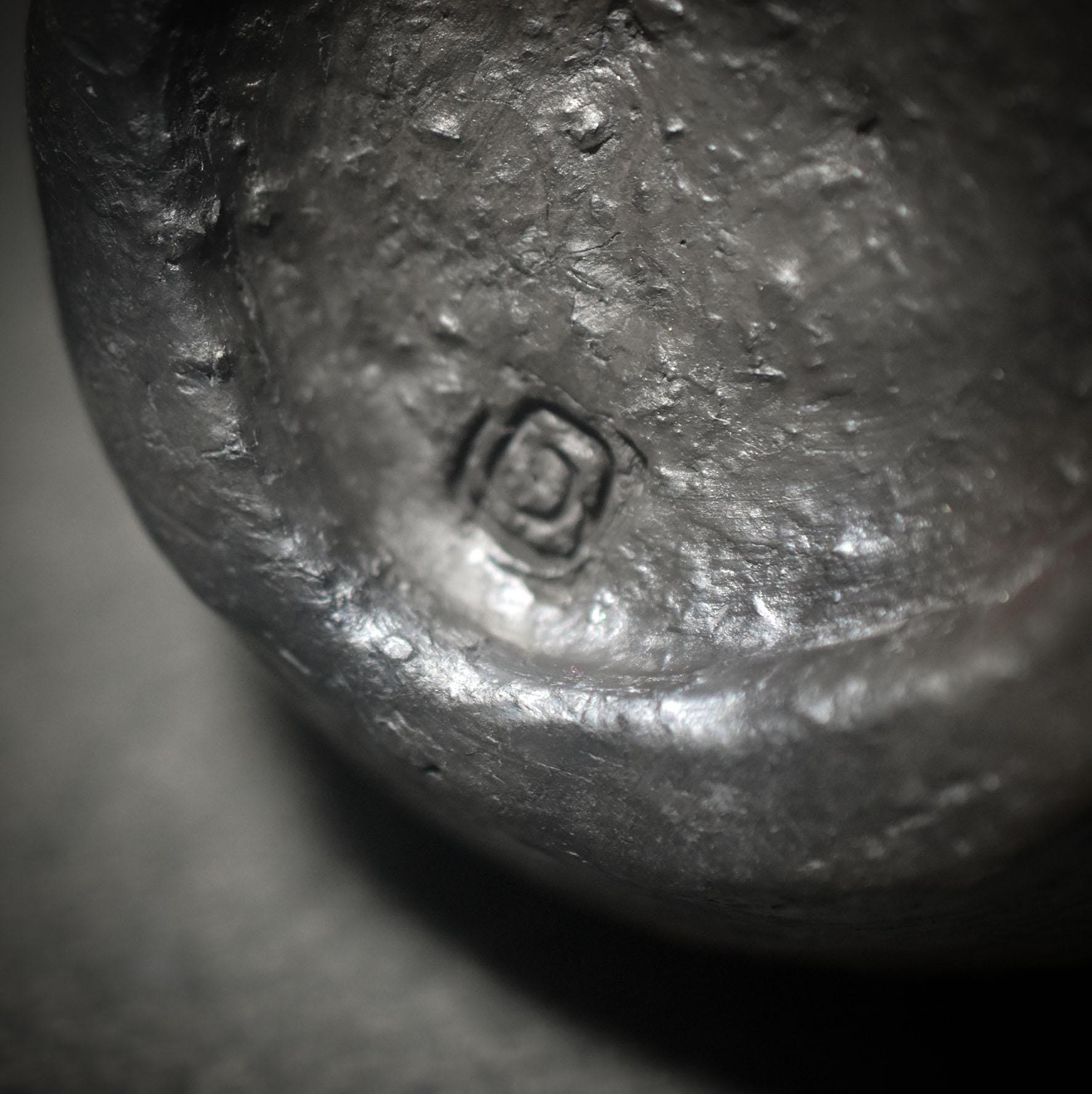 Wächter deiner inneren Wege – der archaische Wunschhüter aus Rauchbrand-Ton - dein spiritueller Begleiter