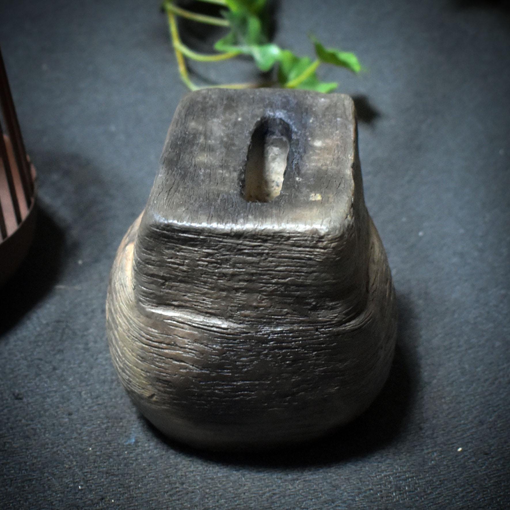 Wächter deiner inneren Wege – der archaische Wunschhüter aus Rauchbrand-Ton - dein spiritueller Begleiter