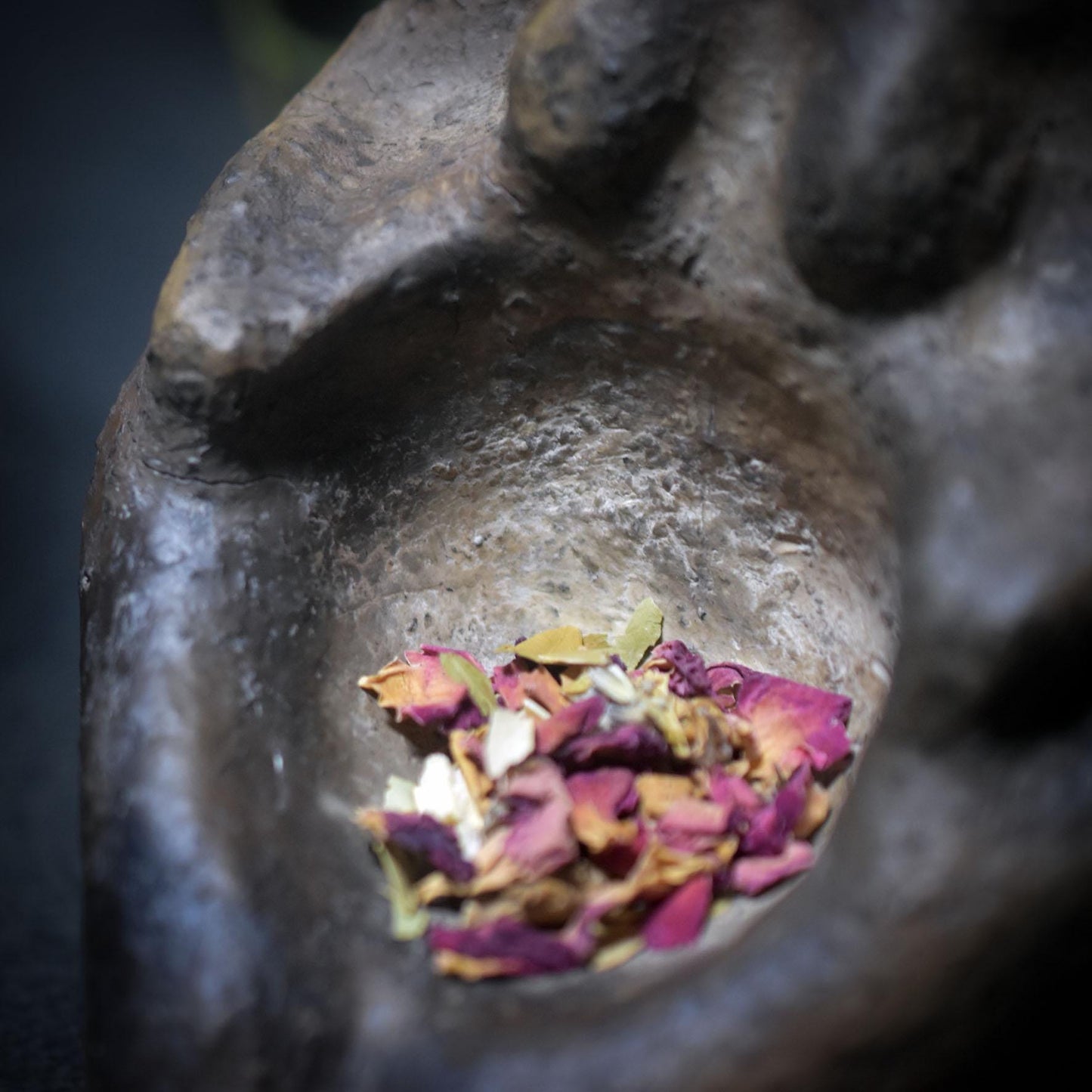 Die Göttin der Gaben – matriarchale Opferschale aus Rauchbrand-Ton - Ritualgegenstand - Art.Nr.: SKU162