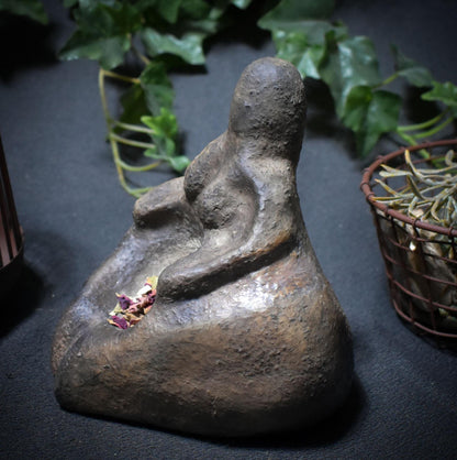 Die Göttin der Gaben – matriarchale Opferschale aus Rauchbrand-Ton - Ritualgegenstand - Art.Nr.: SKU162