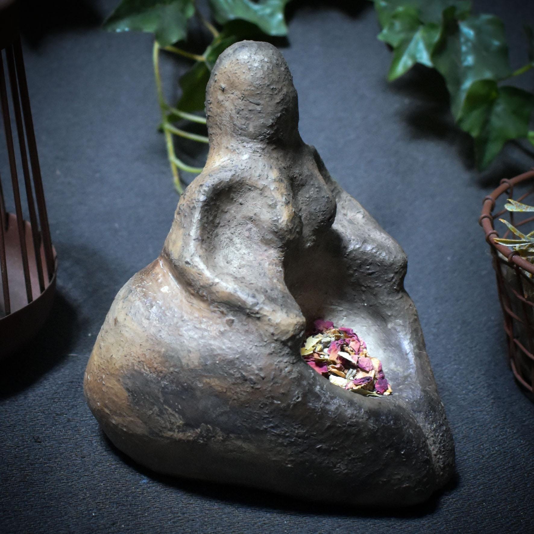 Die Göttin der Gaben – matriarchale Opferschale aus Rauchbrand-Ton - Ritualgegenstand - Art.Nr.: SKU162