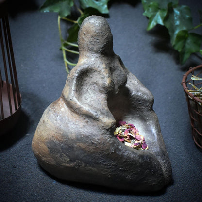 Die Göttin der Gaben – matriarchale Opferschale aus Rauchbrand-Ton - Ritualgegenstand - Art.Nr.: SKU162