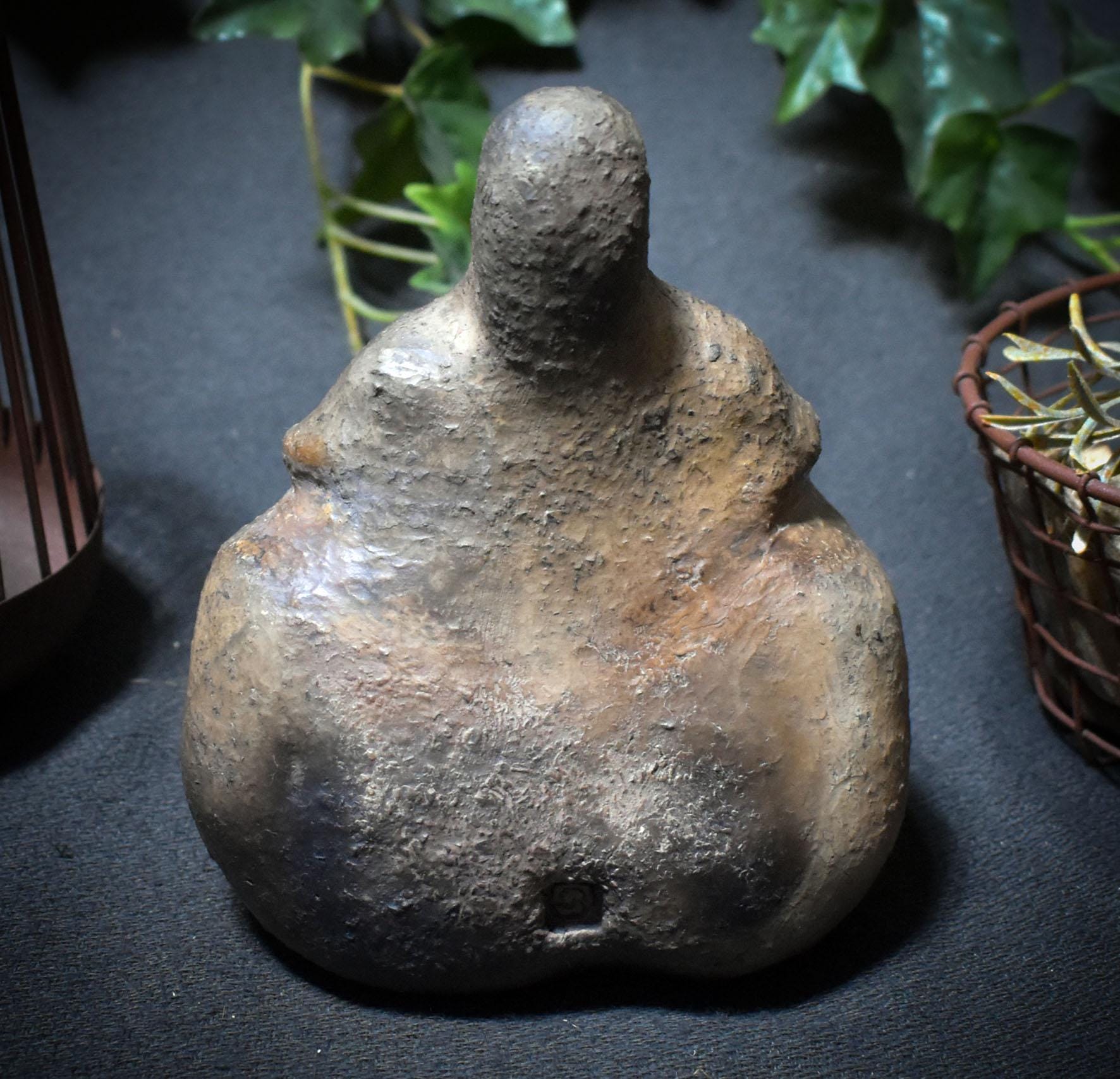 Die Göttin der Gaben – matriarchale Opferschale aus Rauchbrand-Ton - Ritualgegenstand - Art.Nr.: SKU162