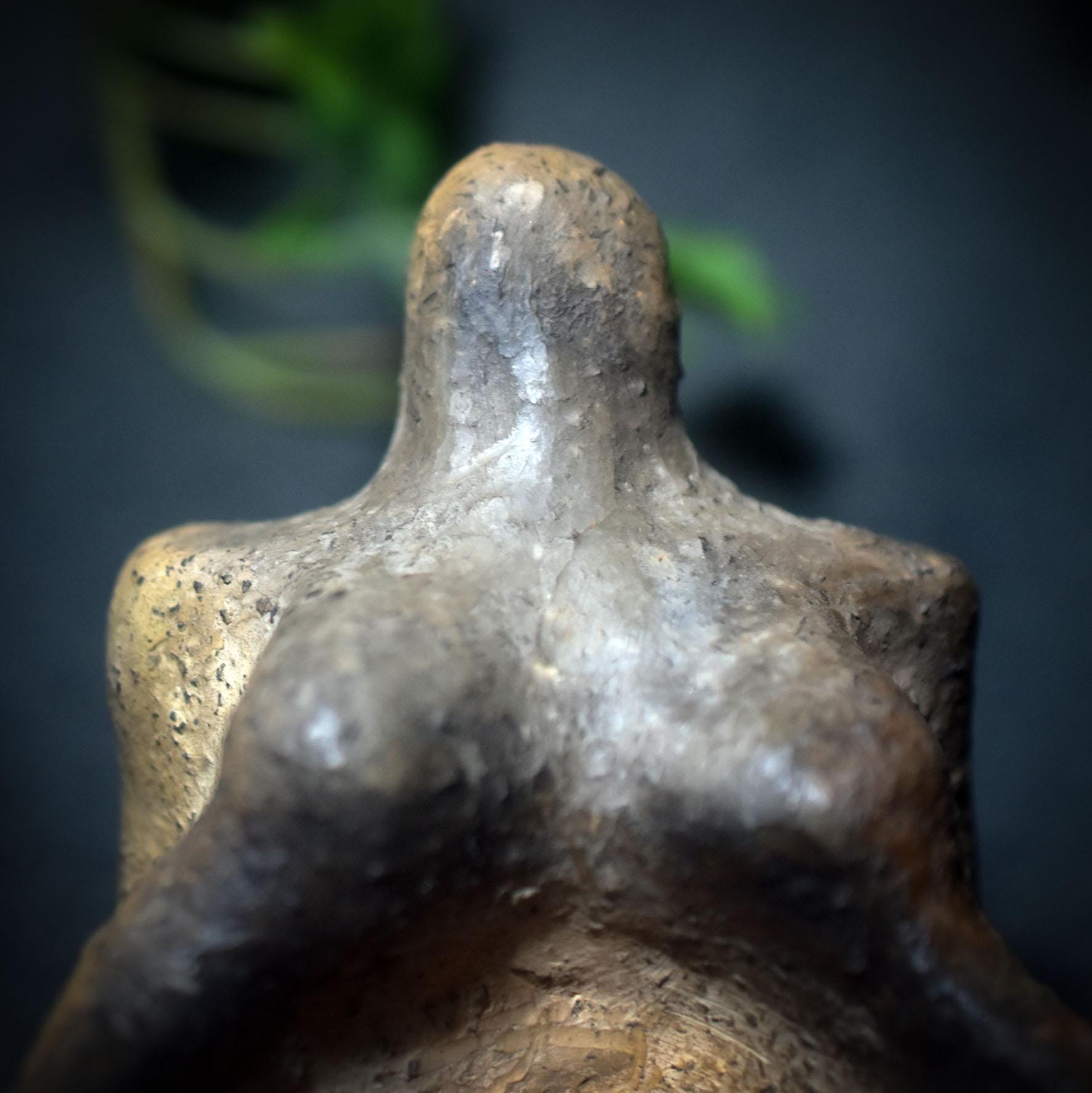 Archaische Göttin für deine persönlichen Gaben – matriarchale Opferschale aus Rauchbrand-Ton - Ritualgegenstand