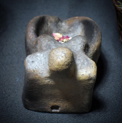 Archaische Göttin für deine persönlichen Gaben – matriarchale Opferschale aus Rauchbrand-Ton - Ritualgegenstand - Art.Nr.: SKU163