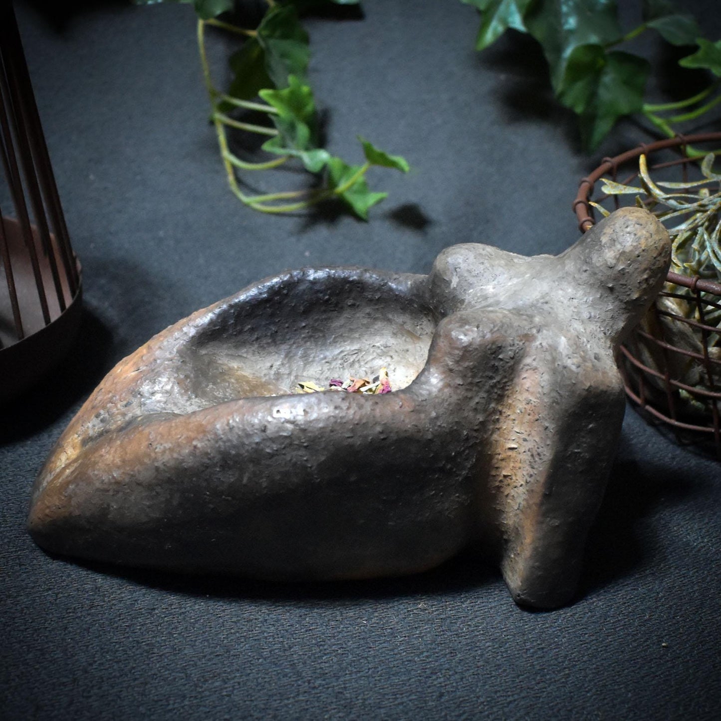 Archaische Göttin für deine persönlichen Gaben – matriarchale Opferschale aus Rauchbrand-Ton - Ritualgegenstand - Art.Nr.: SKU163