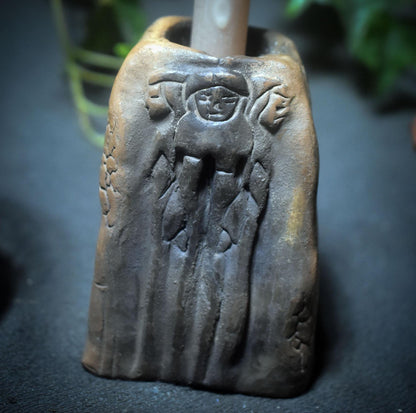 Hekates Flamme – mystischer Kerzen- und Räucherkegelhalter der dreifachen Göttin Art.Nr.: RÄH033