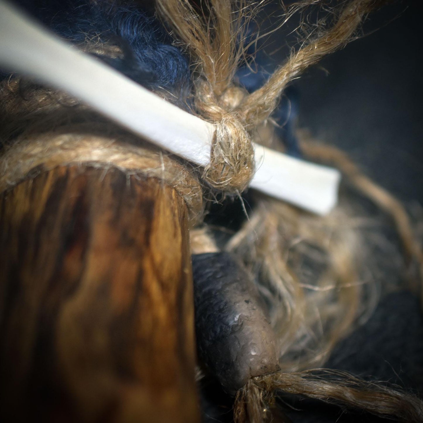 Der Sehende – archaischer Ritualstab/schamanische Rassel mit Klangkörper aus Rauchbrand-Ton