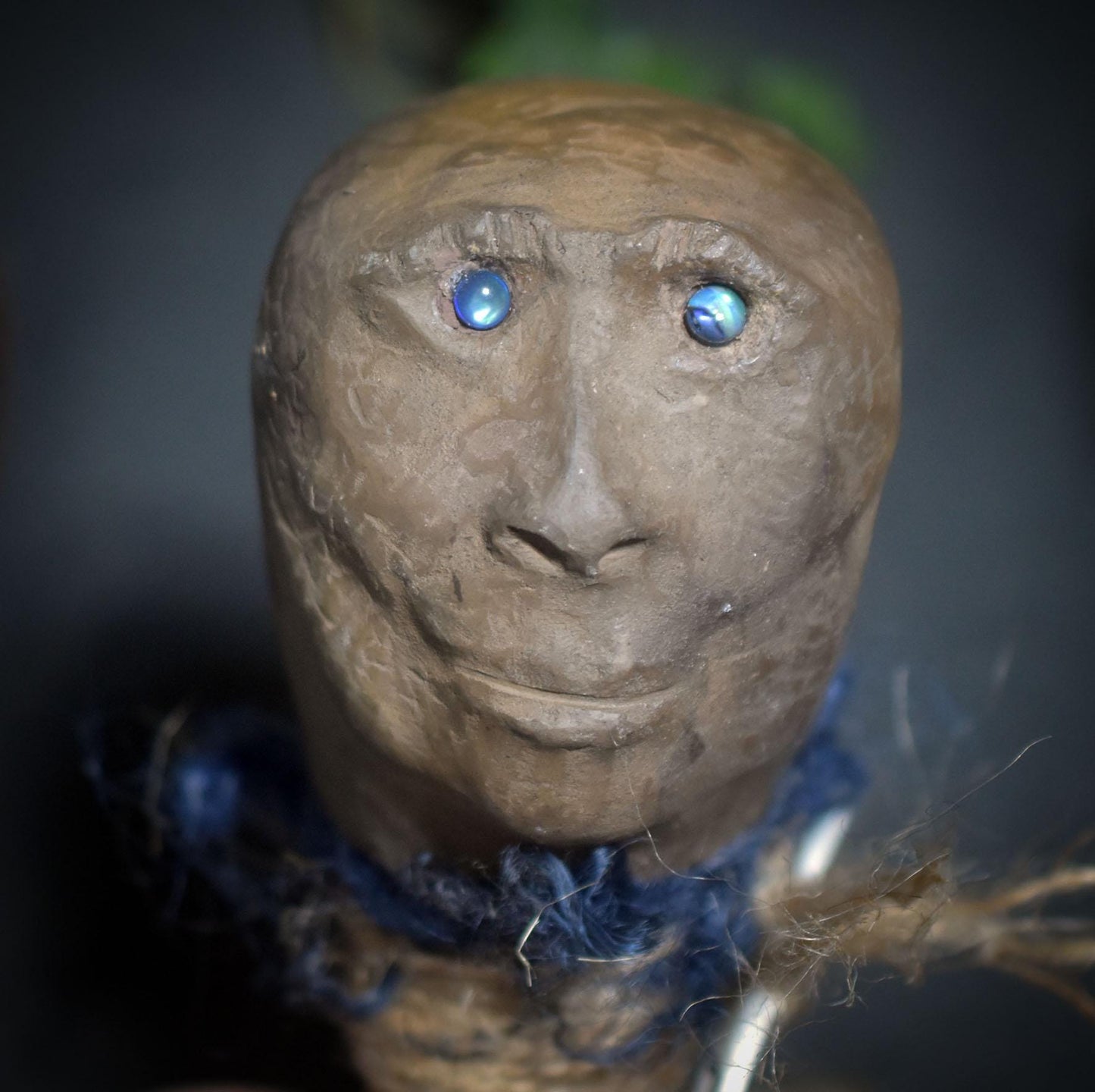 Der Sehende – archaischer Ritualstab/schamanische Rassel mit Klangkörper aus Rauchbrand-Ton - Art.Nr.: SRA051