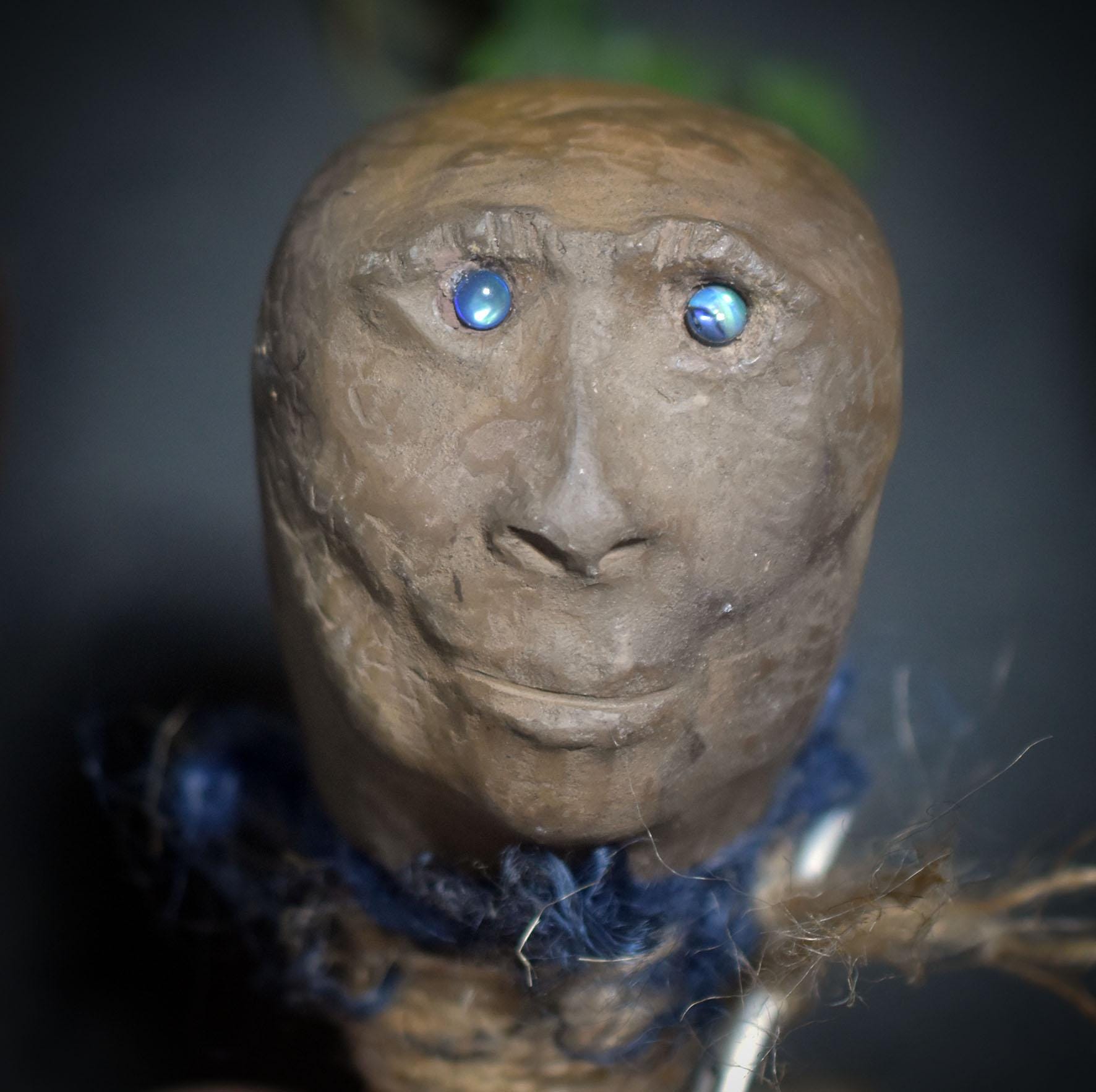 Der Sehende – archaischer Ritualstab/schamanische Rassel mit Klangkörper aus Rauchbrand-Ton - Art.Nr.: SRA051